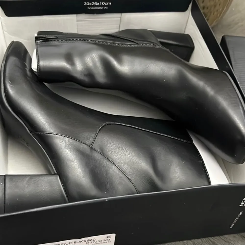 NATURALIZER Wrenley Booties - Picture 2 of 8